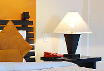 Imagebild: Bett mit Nachttischlampe