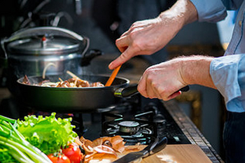 Kochen eines Gerichtes am Gasherd