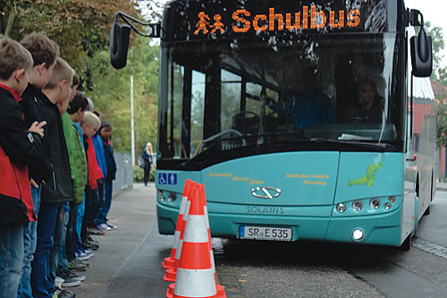 Schüler warten vor dem Bus